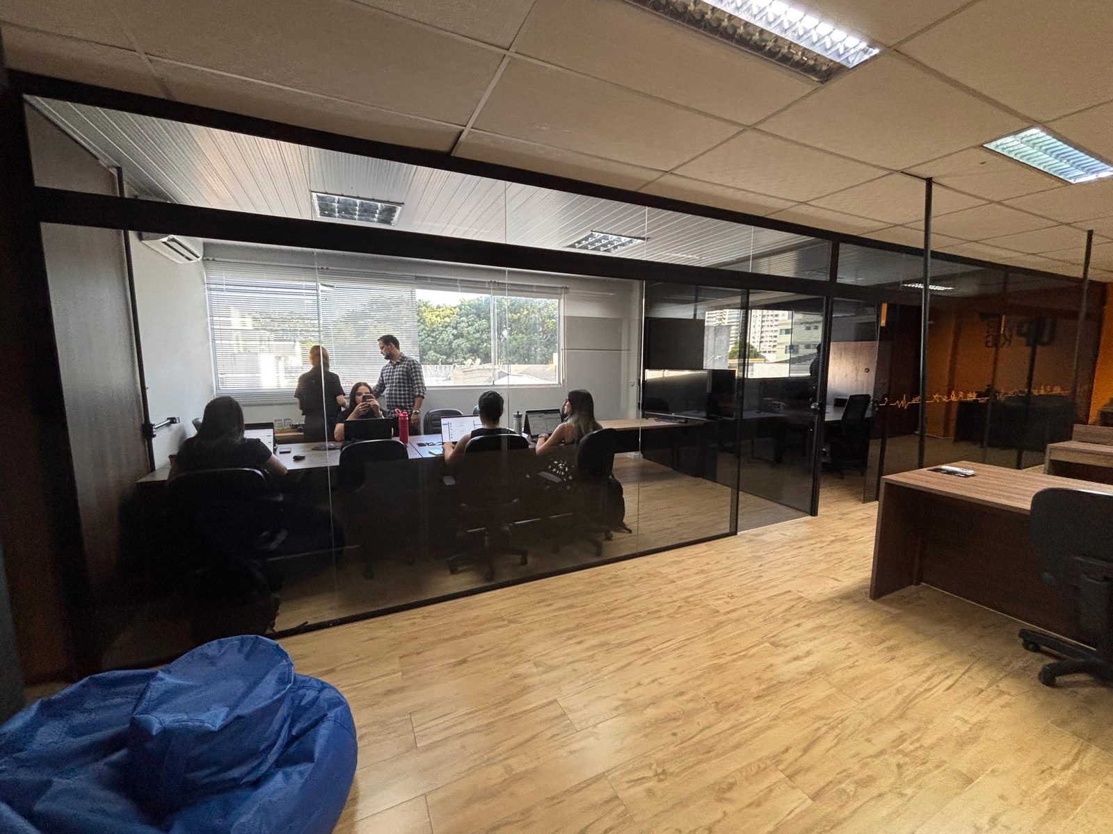 Equipe trabalhando em sala privativa envidraçada da UP Working